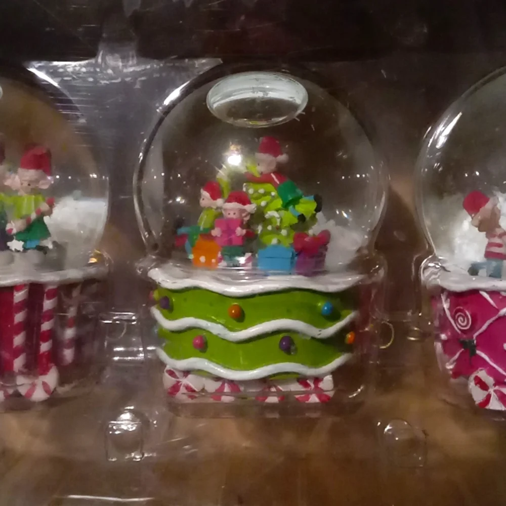 North Pole Trading 4 Piece Waterglobe Train Set